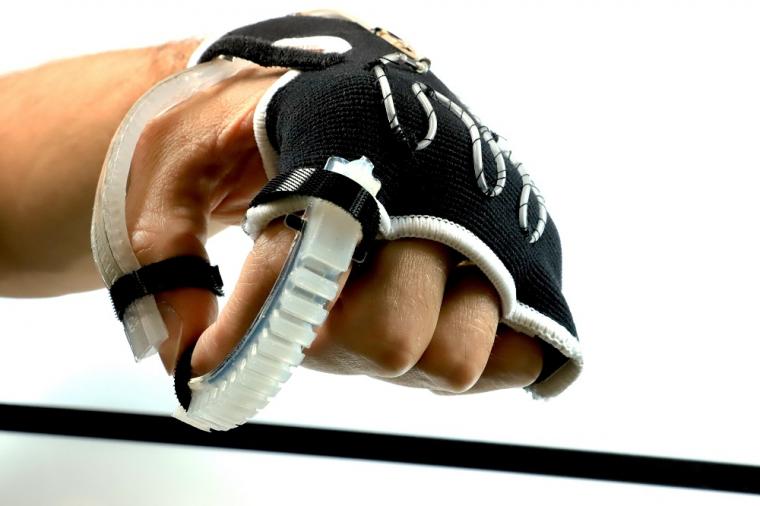 Мягкая роботизированная перчатка дает контроль пациентам с нарушениями рук